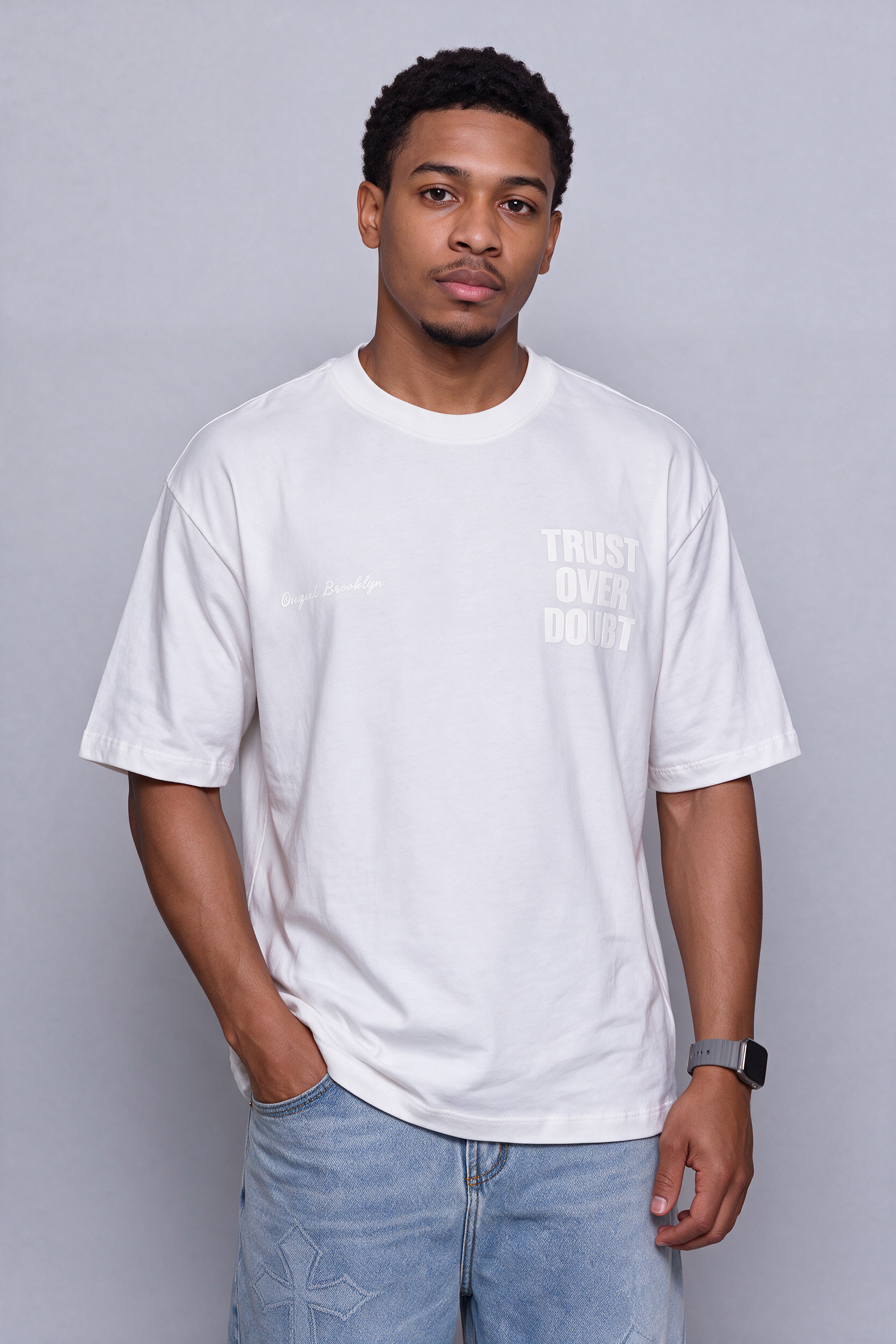 Camiseta oversize trust over