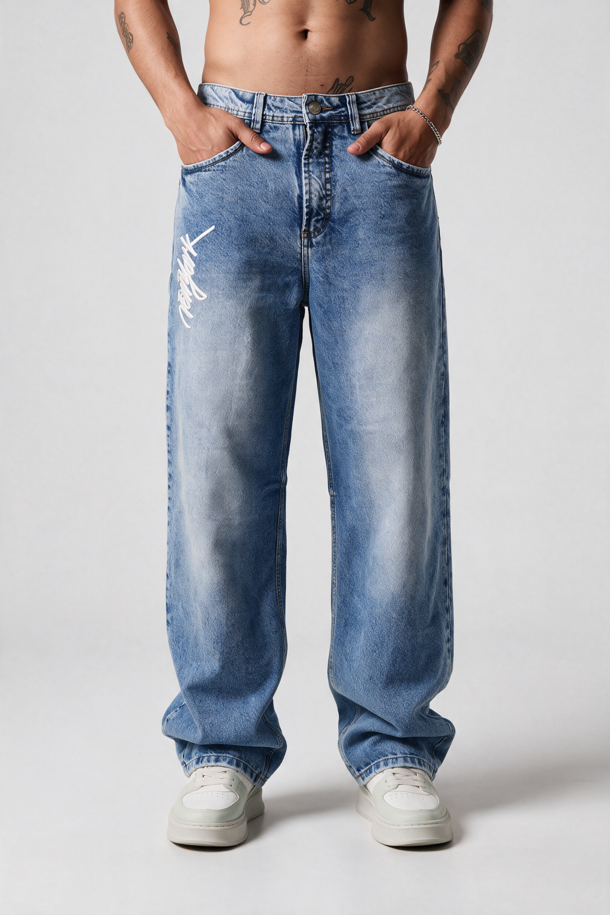 Jean ancho moda bordado